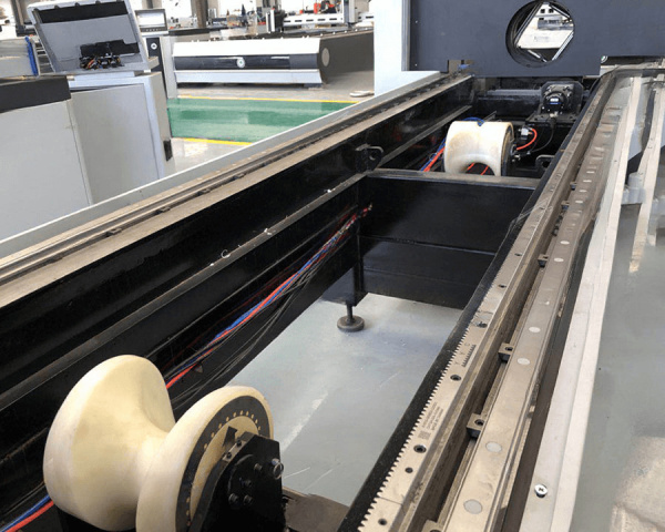 Лазерный станок для резки труб и металло-профиля 3-12 м.  BOSSLASER TubeCutter